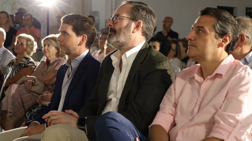 El alcalde de Cabra Fernando Priego, Adolfo Molina y José María Bellido