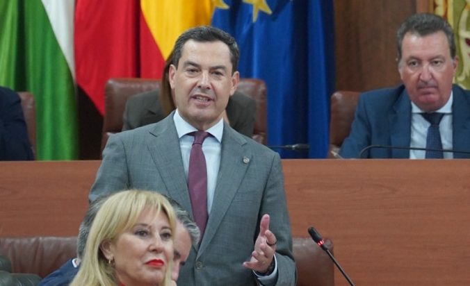 Juanma Moreno, en la sesión de control del Parlamento de Andalucía