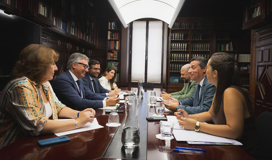 La Junta y la FAMP Acordaron Eliminar Barreras y Simplificar Trámites en los Ayuntamientos 1 La Junta y la FAMP Acordaron Eliminar Barreras y Simplificar Trámites en los Ayuntamientos