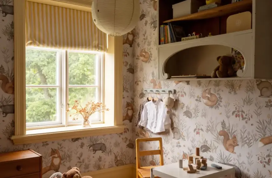 https://www.delikatissen.com/2026/09/decoracion-habitacion-infantil-nordica-papel-pintado-animales-bosque/delikatissen