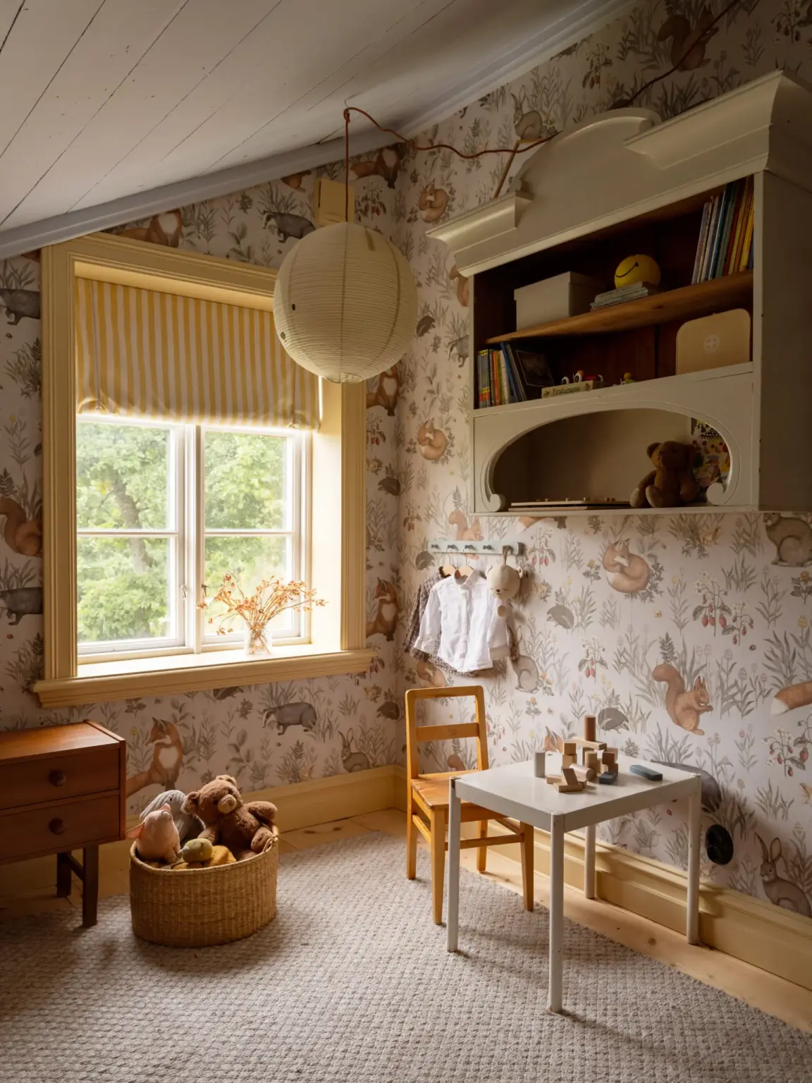 Magia y Naturaleza: Transformando Espacios con Papel Pintado de Fauna Silvestre 1 https://www.delikatissen.com/2026/09/decoracion-habitacion-infantil-nordica-papel-pintado-animales-bosque/delikatissen