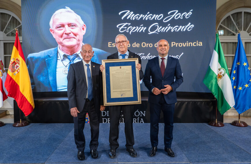 Mariano Espín Quirante recibe el Escudo de Oro de la Provincia de la Diputación