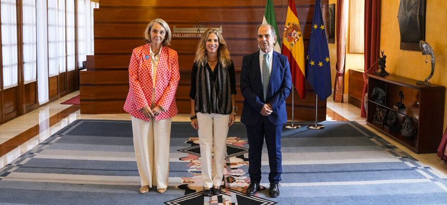 La presidenta del Parlamento junto a los representantes de UNIVEF