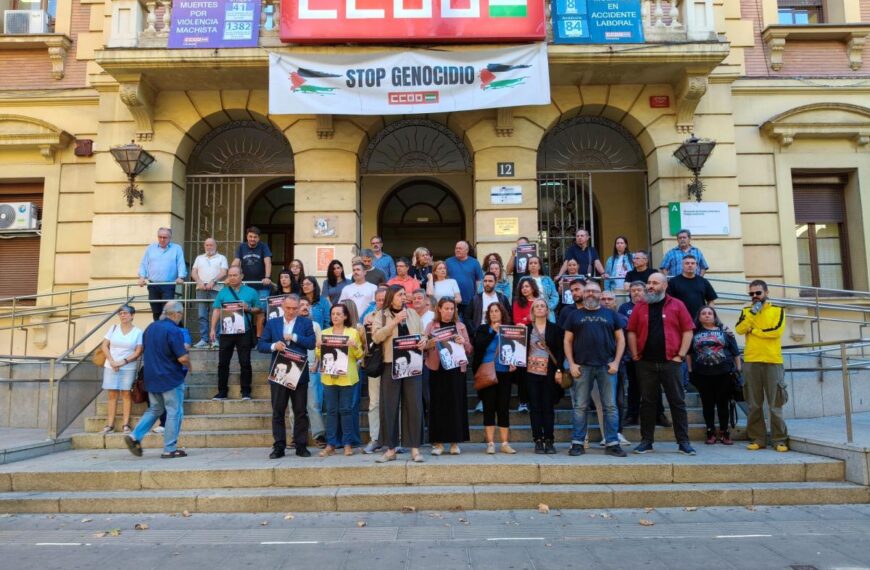 Imagen del minuto de silencio que personal y representantes de CCOO han mantenido en recuerdo de Maricarmen Abascal.