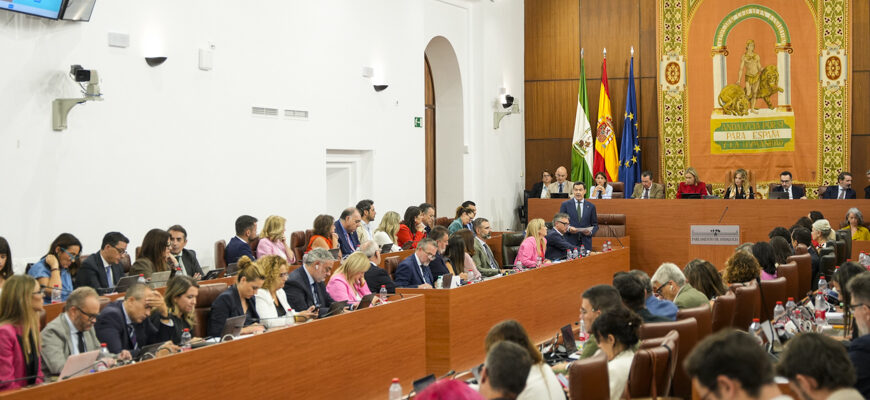 El presidente de la Junta responde a los grupos en la sesión de control