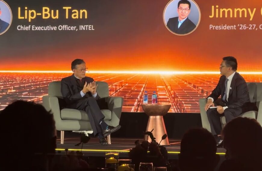 Lip-Bu Tan, consejero delegado de Intel, durante la charla con Jimmy Cheng de CASPA