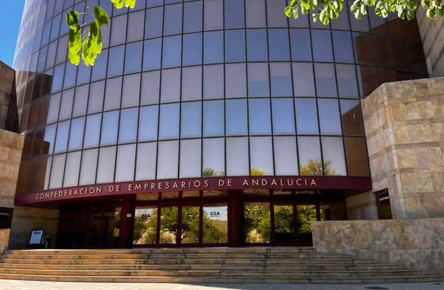 Reconocimiento de la CEA a entidades destacadas en el Día de la Empresa en Andalucía: Confederación de Empresarios de Ceuta y Melilla, Ayuntamiento de Córdoba y Consejo Andaluz de Relaciones Laborales