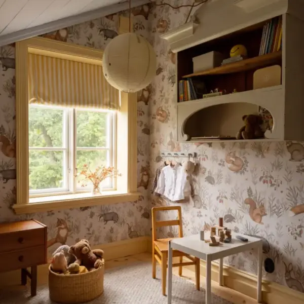https://www.delikatissen.com/2026/09/decoracion-habitacion-infantil-nordica-papel-pintado-animales-bosque/delikatissen
