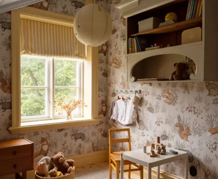https://www.delikatissen.com/2026/09/decoracion-habitacion-infantil-nordica-papel-pintado-animales-bosque/delikatissen